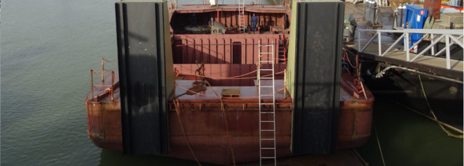 Schiffsrumpf Schubleichter Narwal in unserem Hafen